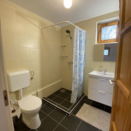 Fürdőszoba I. mosdóval