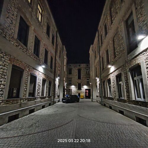 Piękna, kamienna, odrestaurowana, podświetlona  elewacja dziedzińca