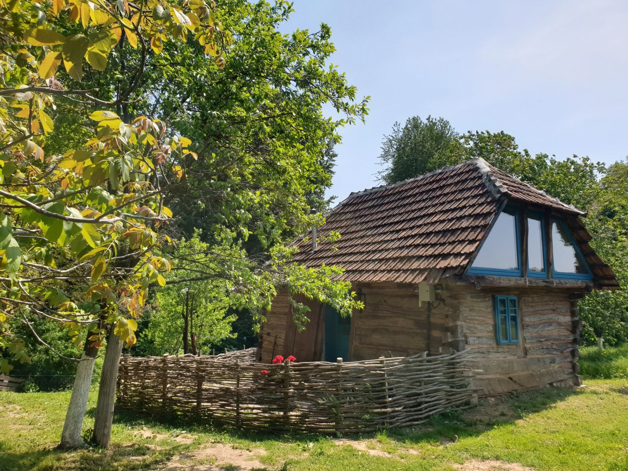 Casa Strâmbă Zece Hotare