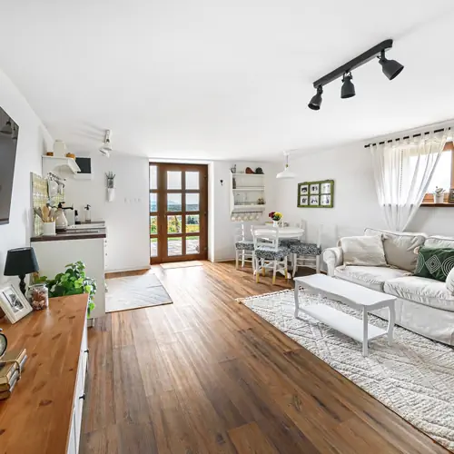 A nappali a r&eacute;gi idők meghitts&eacute;g&eacute;t &eacute;s a modern k&eacute;nyelmet &ouml;tv&ouml;zi