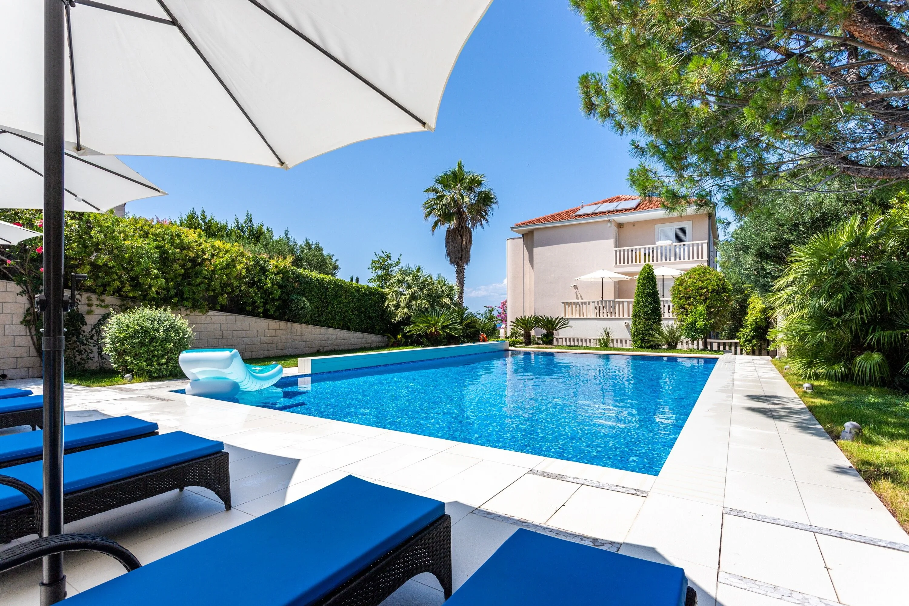 Family-friendly Apartments With Swimming Pool Splitska, Brač - 23224 Splitska