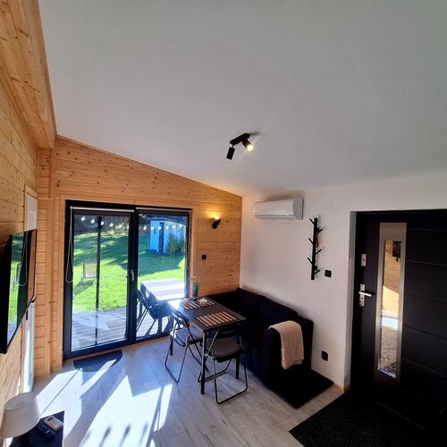 Widok na salon z aneksem kuchennym