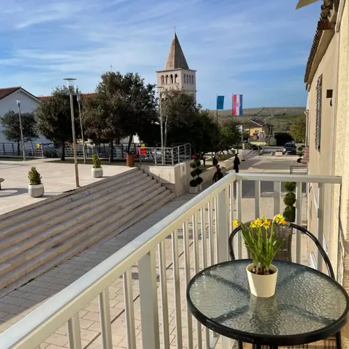 Apartman erk&eacute;ly, kil&aacute;t&aacute;s a főt&eacute;rre