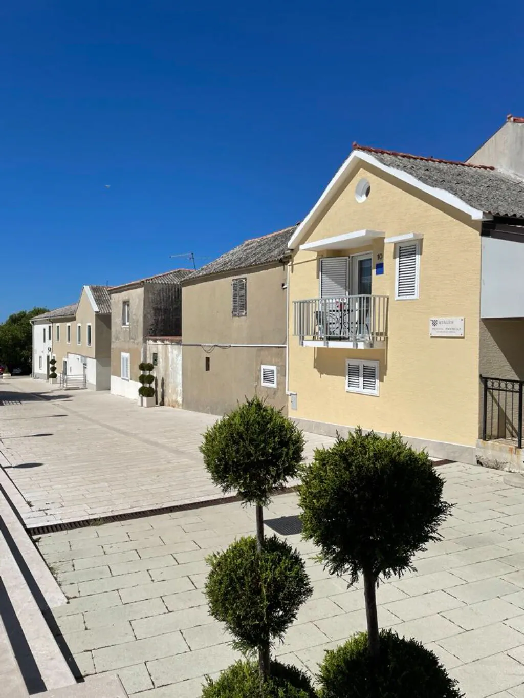 Povljana főtere, s&eacute;t&aacute;l&oacute; utca, az apartman k&iacute;v&uuml;lről