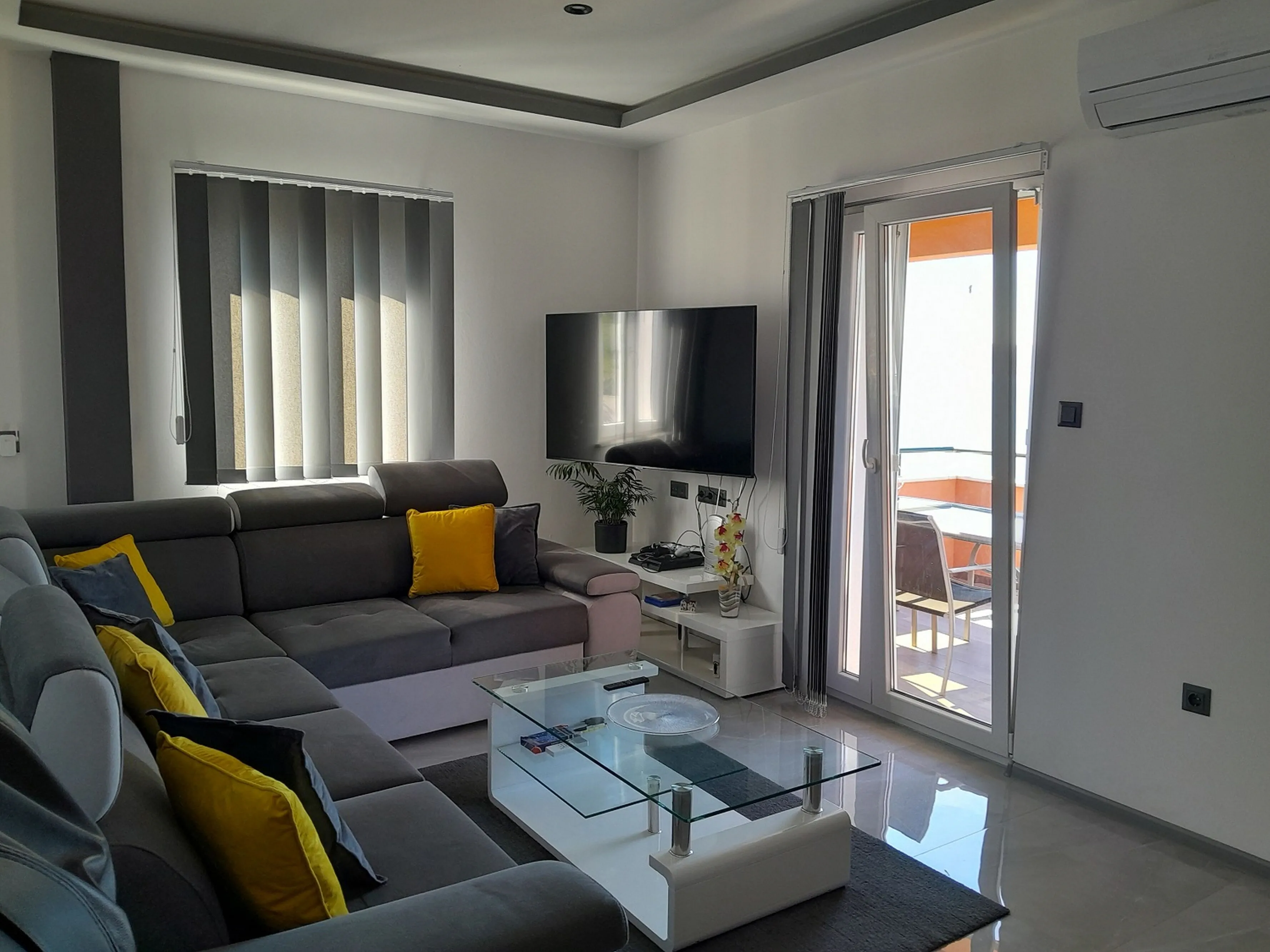 Apartments With Parking Space Omiš - 23229