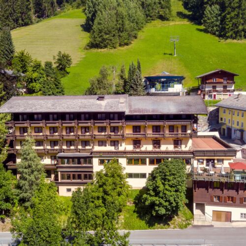 Landhotel Post, a háttérben a nyáron is működő sífelvonó