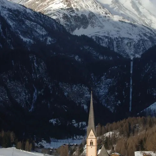 Az ikonikus k&eacute;p: Heiligenblut &eacute;s a h&aacute;tt&eacute;rben a Gro&szlig;glockner