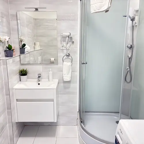 F&uuml;rdőszoba, mos&oacute; sz&aacute;r&iacute;t&oacute;g&eacute;p, tusf&uuml;rdő, hajsz&aacute;r&iacute;t&oacute;, t&ouml;r&ouml;lk&ouml;ző bek&eacute;sz&iacute;t&eacute;ssel.