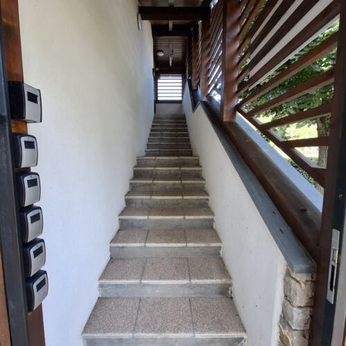 Apartmanokhoz vezető lépcső