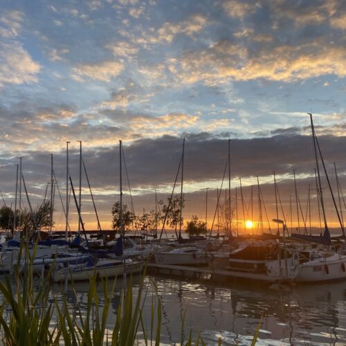 Kikötő a Calypso étterem mellett. Ide 10 perc alatt lehet lesétálni