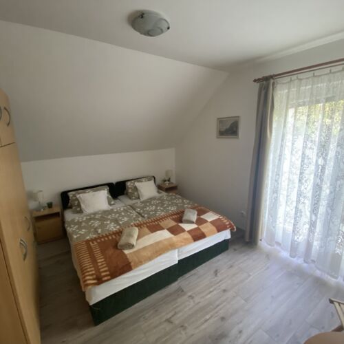 A 2-es szoba az ajtóból. Itt francia erkély van.