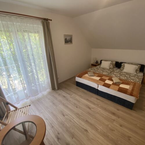 A 3-as szoba az ajtóból, itt francia erkély van.