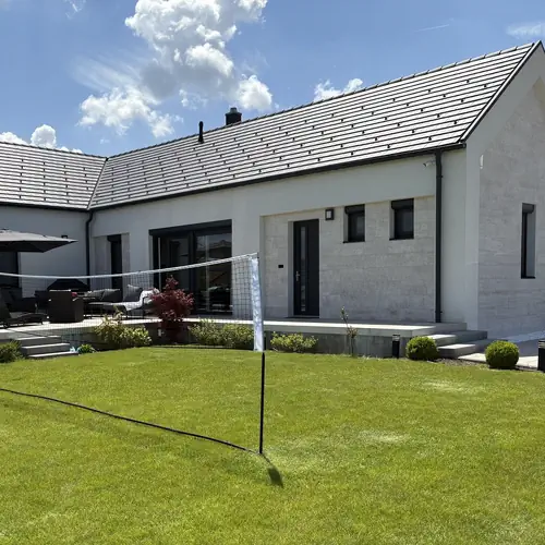 Tollas, pingpong &eacute;s foci a kertben