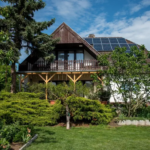 H&aacute;zunk a nyugati oldalr&oacute;l.