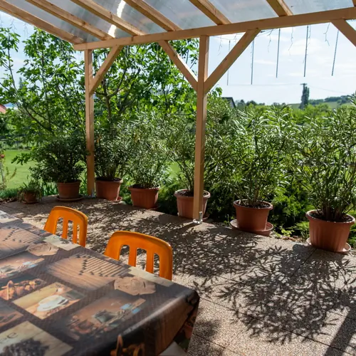 Nagy fedett terasz az esti besz&eacute;lget&eacute;sekhez.