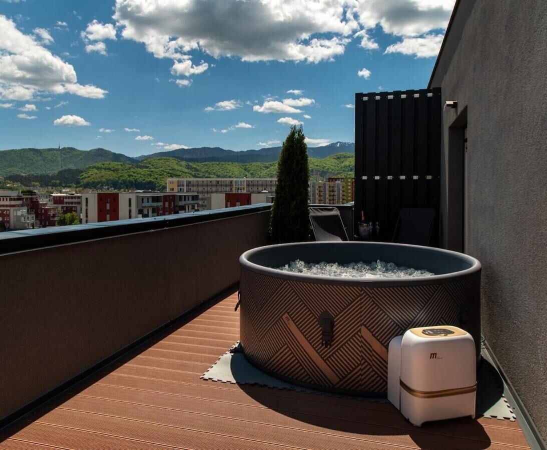 Skylark | Sydney Penthouse with Jacuzzi & Mountain View Brașov