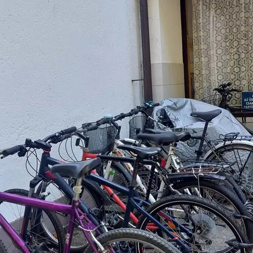 A l&eacute;pcsőh&aacute;z előtti bicikli t&aacute;rol&oacute;.