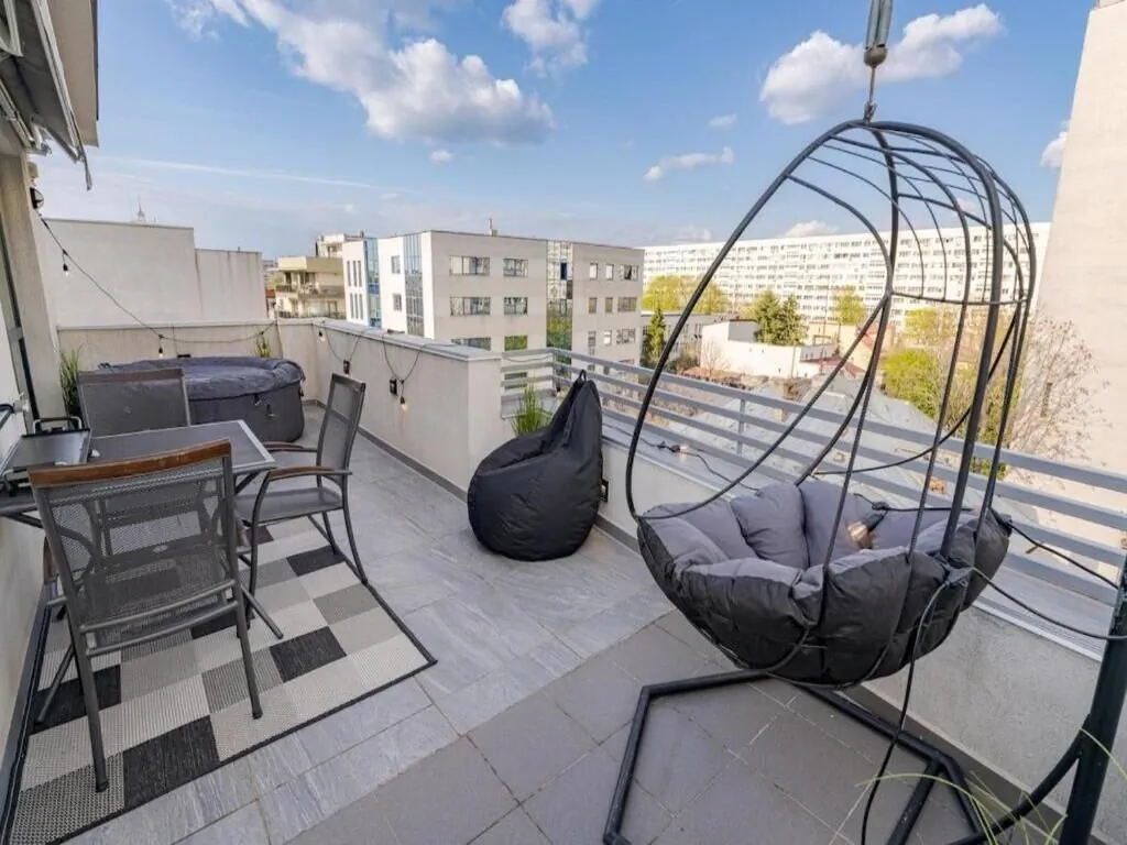 Downtown Loft Apartment with Jacuzzi București