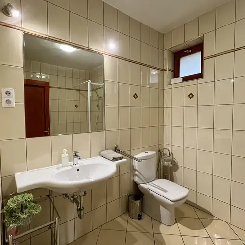 F&ouml;ldszinti f&uuml;rdőszoba