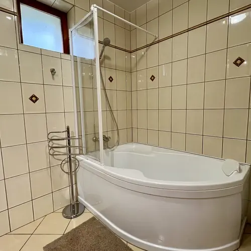 F&ouml;ldszinti f&uuml;rdőszoba