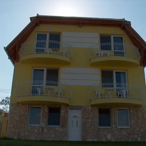 Az Apartmanh&aacute;z keleti, udvar &eacute;s a v&aacute;ros, gy&oacute;gyf&uuml;rdő felőli oldala