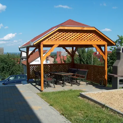 A h&eacute;ts&oacute; udvaron a pavilon, előtte a grillező