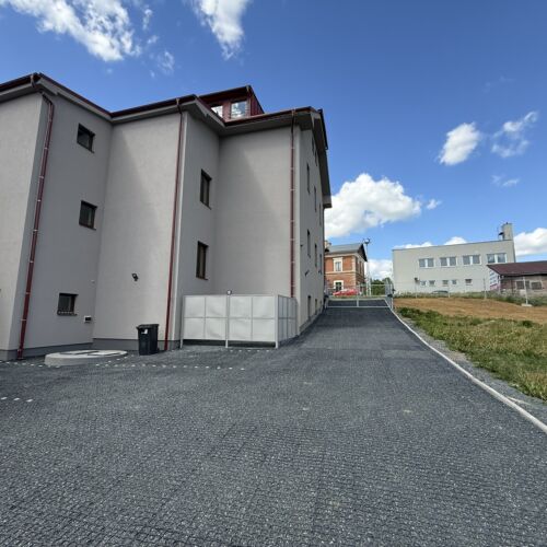 Vjezd na parkoviště výhled na budovu českých drah