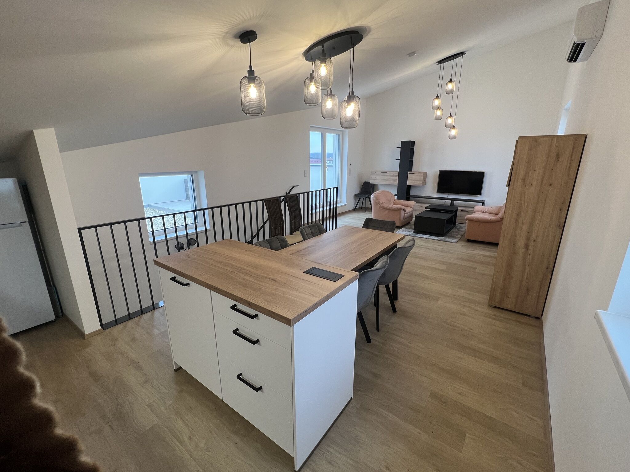 obývací pokoj s jídelnou a kuchyní