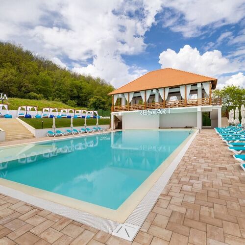 Cozy Family Retreat with Pool CA Micești