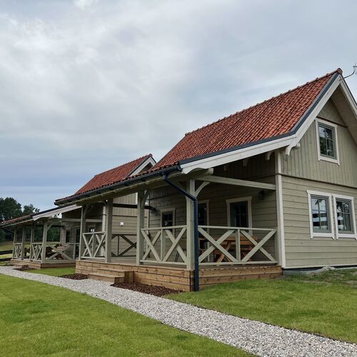 Domki od zewnątrz - na pierwszym planie Domek 2 wschodni