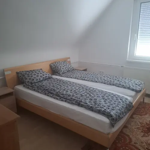  3 &aacute;gyas Tetőt&eacute;ri szoba 