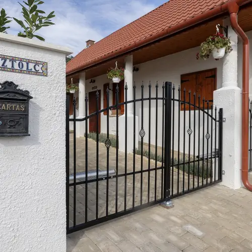 H&aacute;z k&iacute;v&uuml;lről, kapube&aacute;ll&oacute;