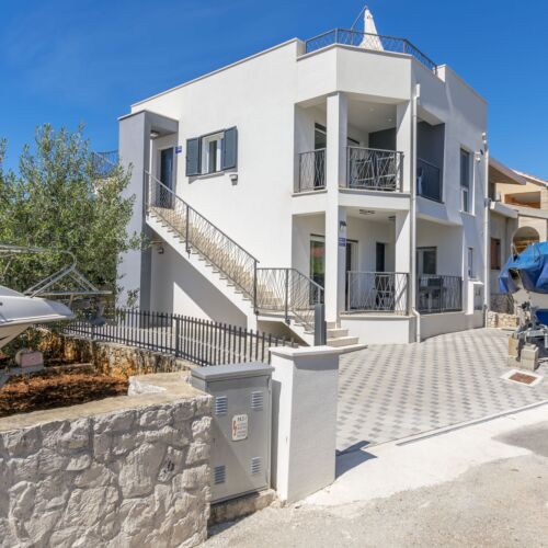 Apartments Lonamare Rogoznica  2