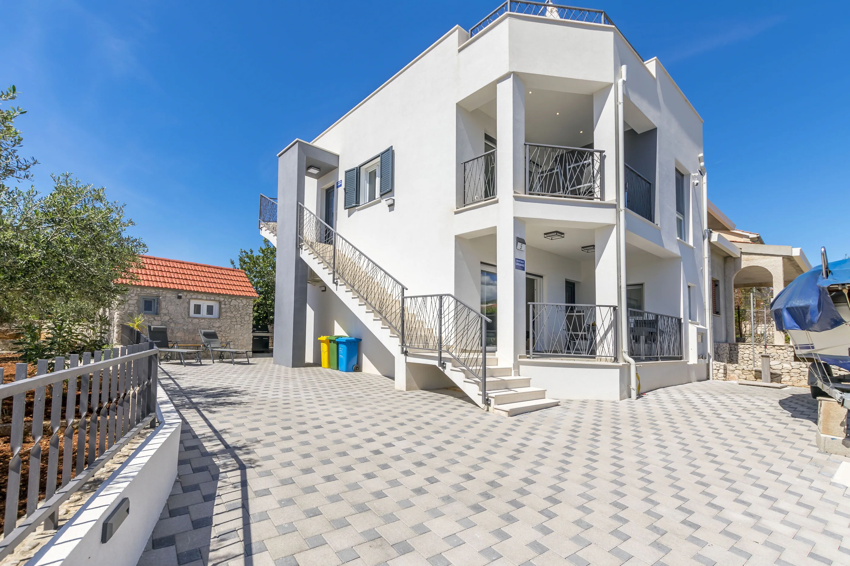 Apartments Lonamare Rogoznica