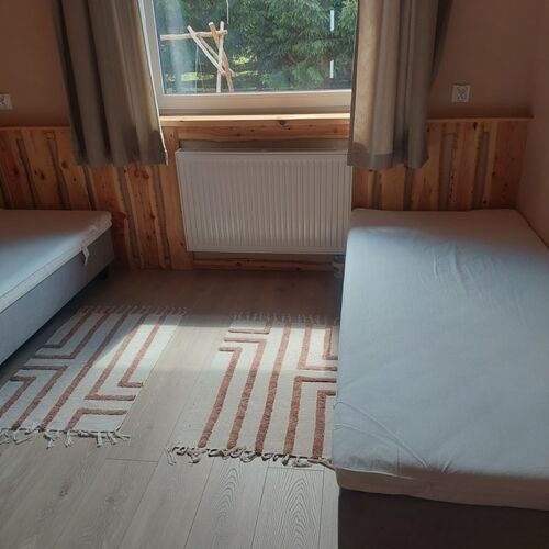 pok&oacute;j z dwoma ł&oacute;żkami pojedynczymi