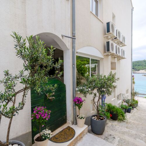 Apartments Duje Milna