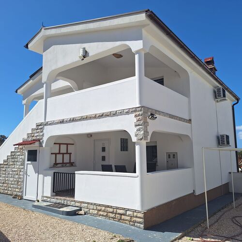 Apartments Suzana with Jacuzzi Razanac