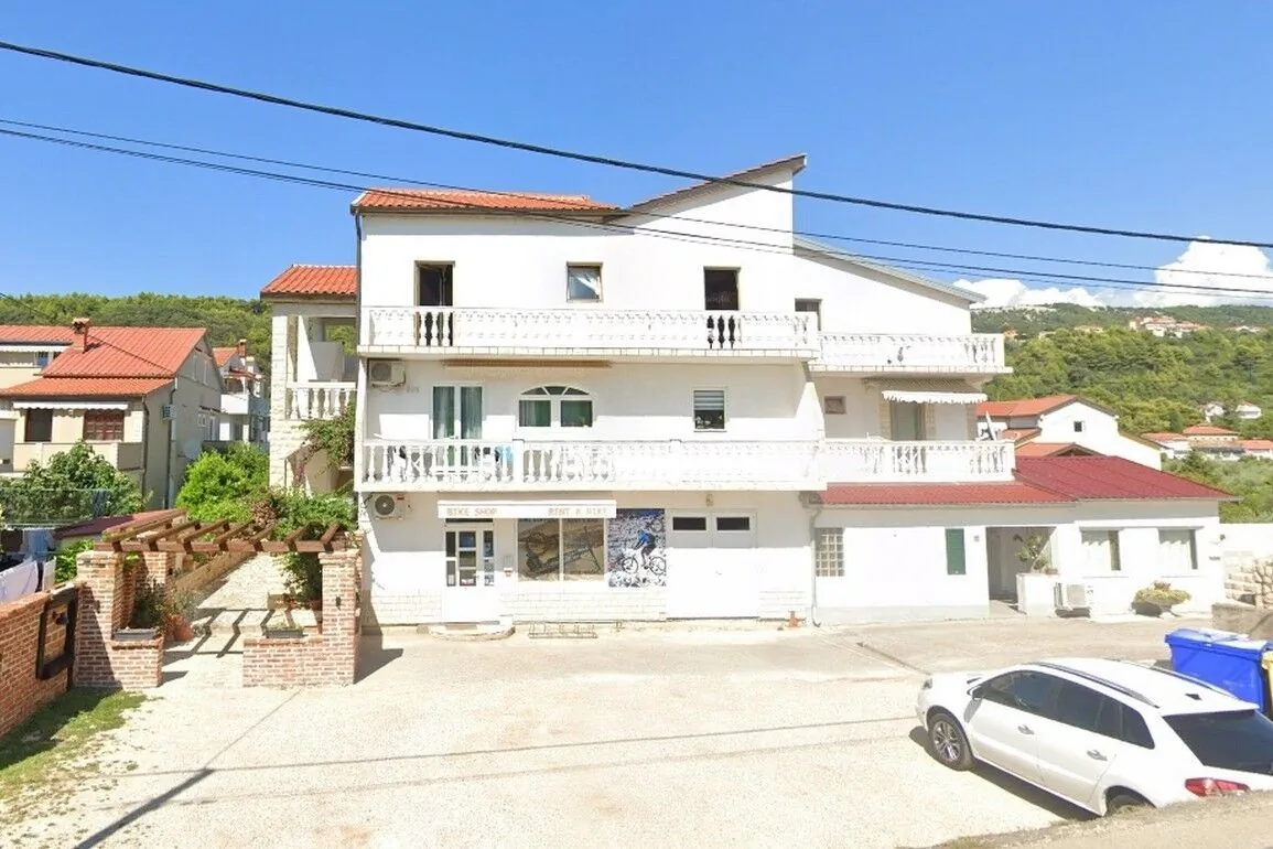 Apartments With Parking Space Palit Rab - 23622