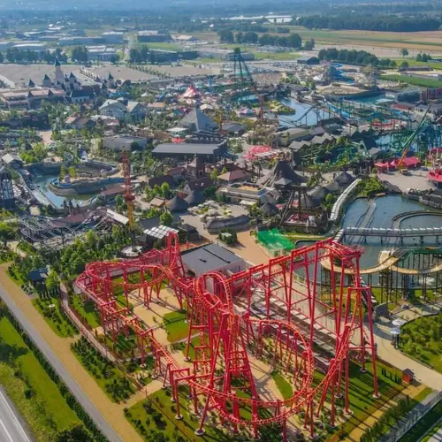 Jesteśmy tylko 100 metr&oacute;w od Energylandii