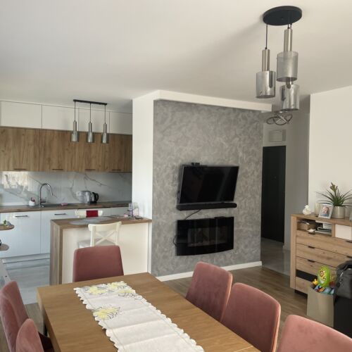 Telewizor ze smartTV oraz miejsce do jedzenia przy kuchni