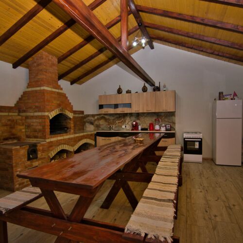 Foișor închis dotat cu bucătărie, frigider, aragaz cu cuptor electric, smart TV, grătar,  soba și plita  