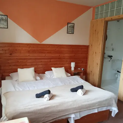 trojl&ocirc;žkov&aacute; izba 