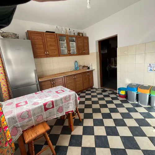 W pełni wyposażona kuchnia z drewnianą zabudową