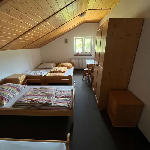 Pok&oacute;j standard dla 4 os&oacute;b na piętrze, idealny na wypad z przyjaci&oacute;łmi