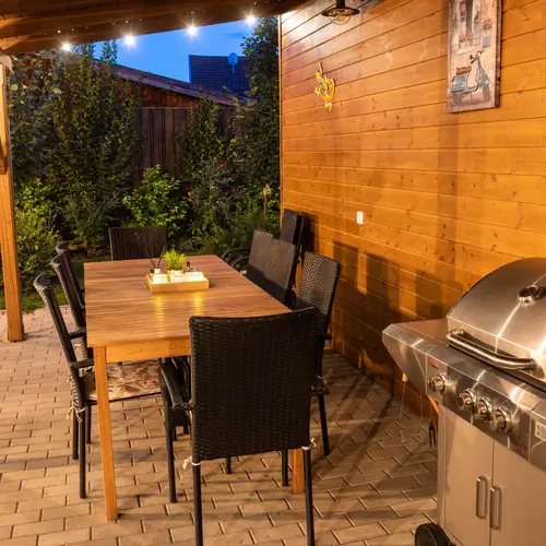 A Fanni Vend&eacute;gh&aacute;z fedett terasz&aacute;n egy k&eacute;nyelmes, t&ouml;bb f&eacute;rőhelyes &eacute;tkezőasztal &eacute;s egy modern g&aacute;zgrill v&aacute;rja a vend&eacute;geket. A hang