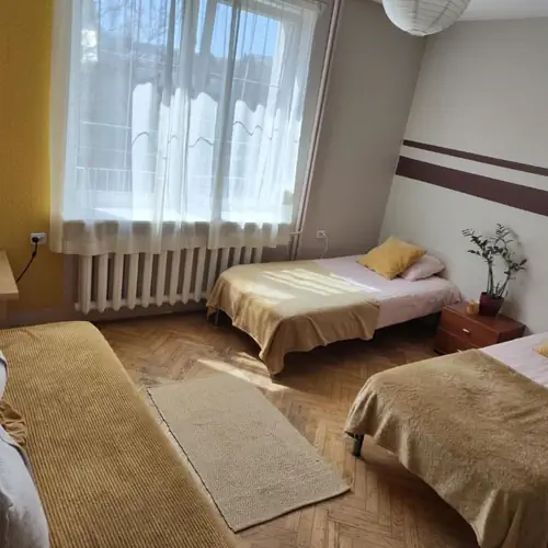 Pok&oacute;j Trzyosobowy z prywatną łazienką poza pokojem