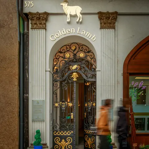 Vchod Hotel Golden Lamb