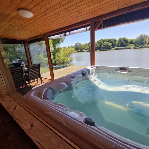 priv&aacute;t jakuzzi, ponyv&aacute;zott fedett terasszal