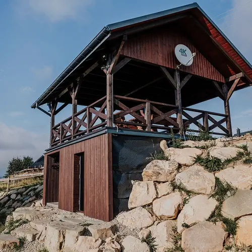 Przyziemie - sauna, 
Piętro - wiata widokowa