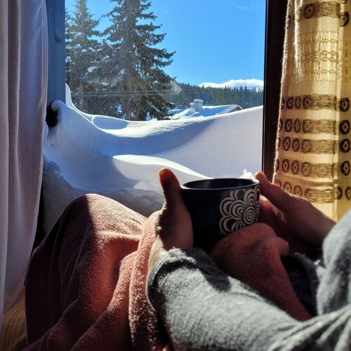 Pohoda v ob&yacute;vačke s v&yacute;hľadom so &scaron;&aacute;lkou čaju